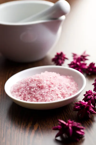 Pink bath salt in bowl — Stock Photo, Image