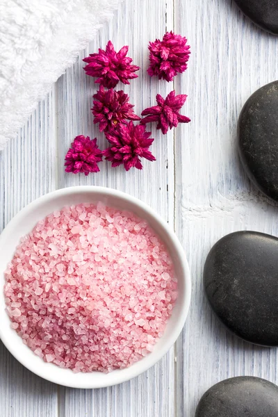 Pink bath salt in bowl — Stock Photo, Image