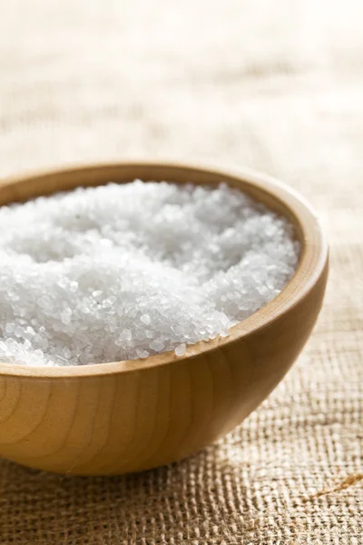 Белая соль в деревянной чаше — стоковое фото