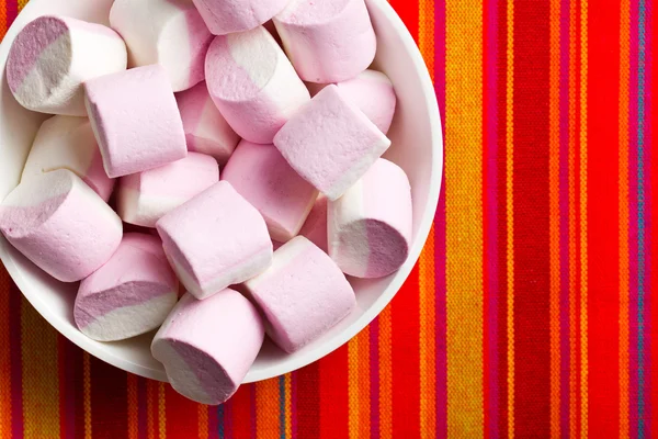 Sweet marshmallows in ceramic bowl — Stock Photo, Image