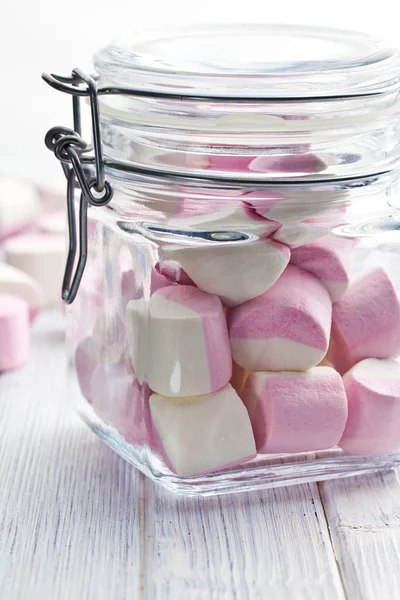 Zoete marshmallows in glazen pot — Stockfoto