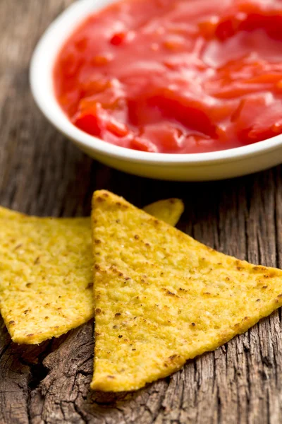 Nachos de maíz con salsa de tomate —  Fotos de Stock