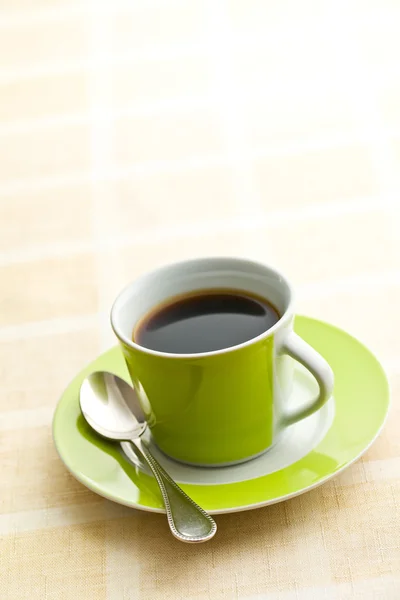 Caffè nero in tazza verde — Foto Stock