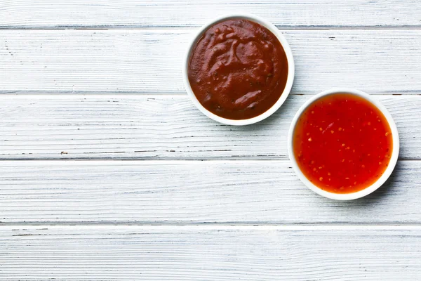 Varias salsas de barbacoa en cuencos de cerámica — Foto de Stock