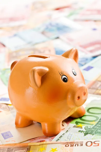Banco porquinho nas notas de euro — Fotografia de Stock