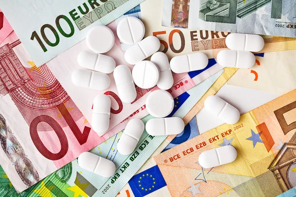 Piller och eurosedlar — Stockfoto
