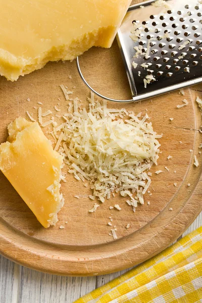 イタリア ハード チーズをおろし — ストック写真