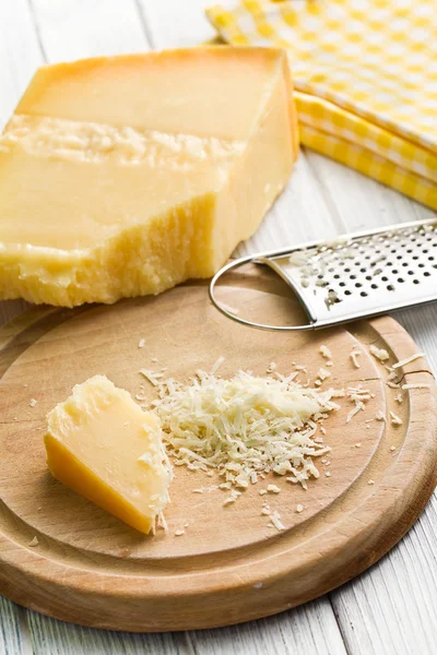 イタリア ハード チーズをおろし — ストック写真