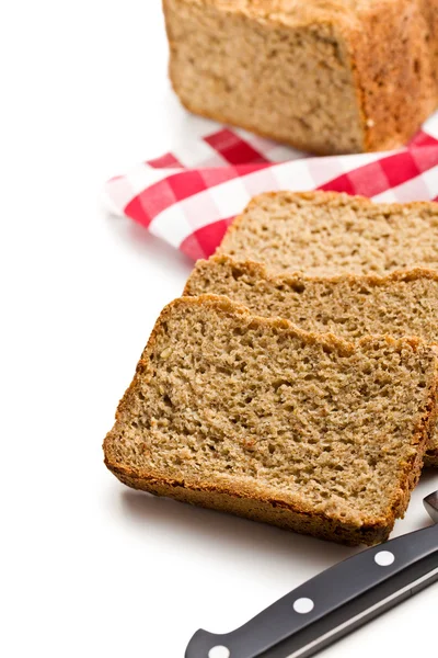 Нарезанный домашний хлеб из цельной пшеницы — стоковое фото