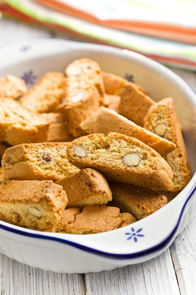 Sušenky Cantuccini v keramické misce — Stock fotografie