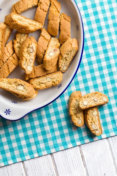 Cantuccini cookie 在厨房的桌子上 — 图库照片