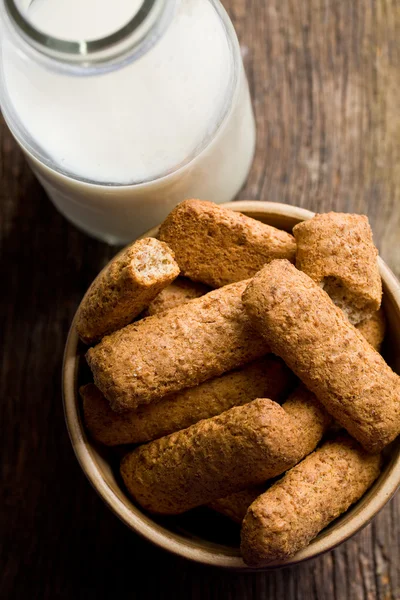 Volkoren cookies met melk — Stockfoto