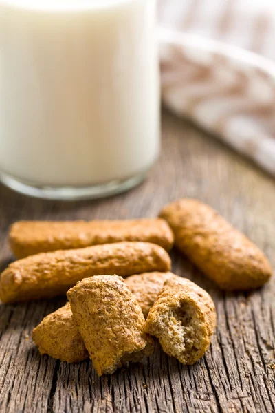 Volkoren cookies met melk — Stockfoto