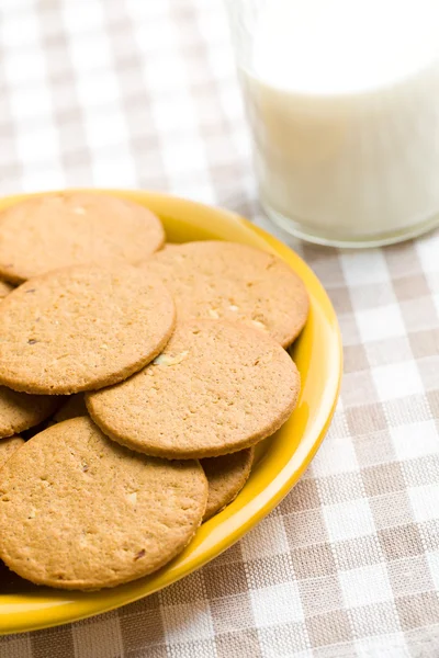 Biscoitos de amêndoa na mesa da cozinha — Fotografia de Stock