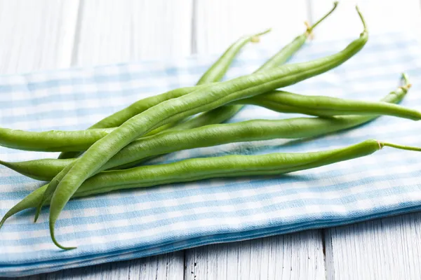 Green beans on kitchen table — Stock Photo, Image