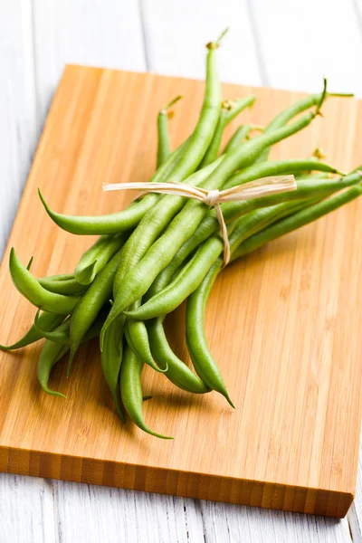 Groene bonen op keukentafel — Stockfoto