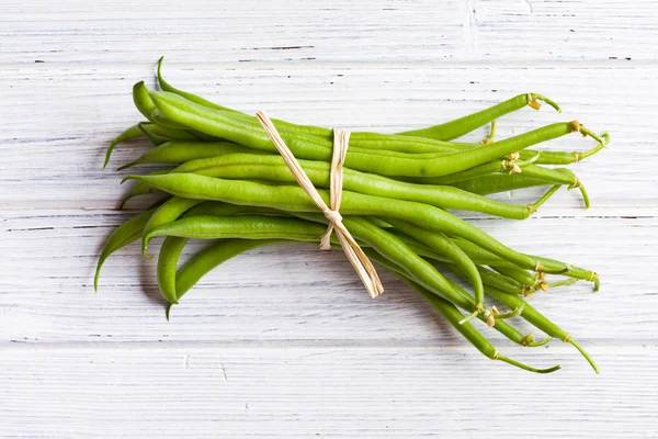 Green beans on kitchen table — Stock Photo, Image