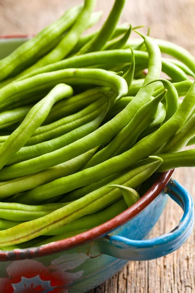 Frische grüne Bohnen in Schüssel — Stockfoto