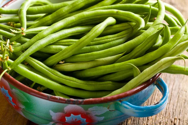 Verse groene bonen in schaal — Stockfoto