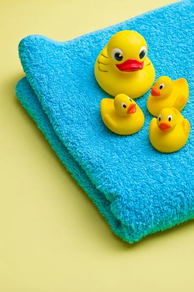 Pato de baño amarillo en toalla azul — Foto de Stock