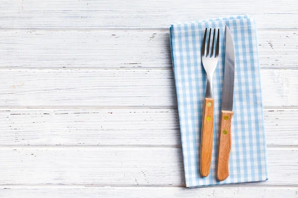 Cuchillo y tenedor en servilleta a cuadros — Foto de Stock