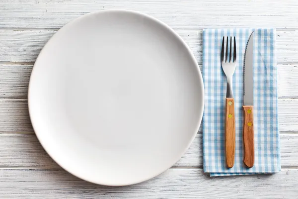 Vit platta med gaffel och kniv — Stockfoto