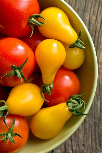 Colorful tomatoes in bowl — Stock Photo, Image