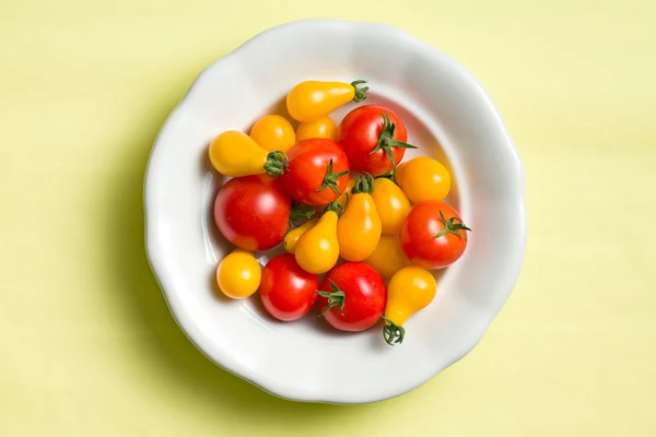 Verschillende tomaten op plaat — Stockfoto