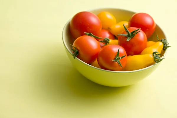 Verschillende tomaten in kom — Stockfoto