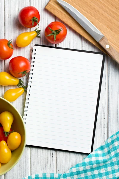 Tomaten met receptenboek — Stockfoto