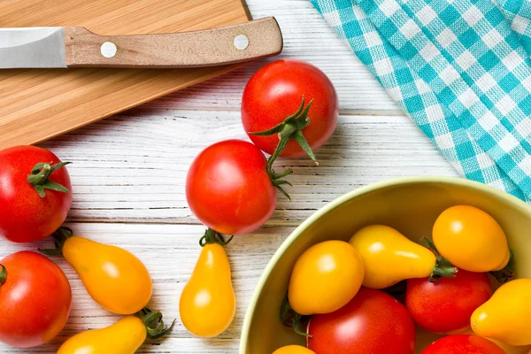 Tomaten op keukentafel — Stockfoto