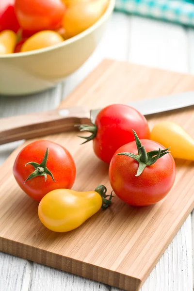 Tomaten op snijplank — Stockfoto