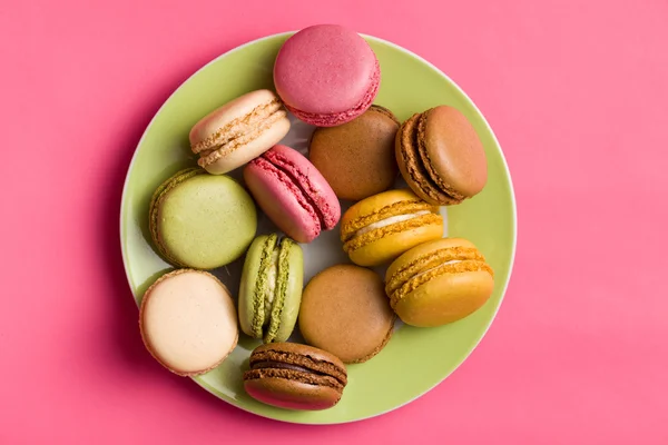 Macaroons coloridos na placa — Fotografia de Stock