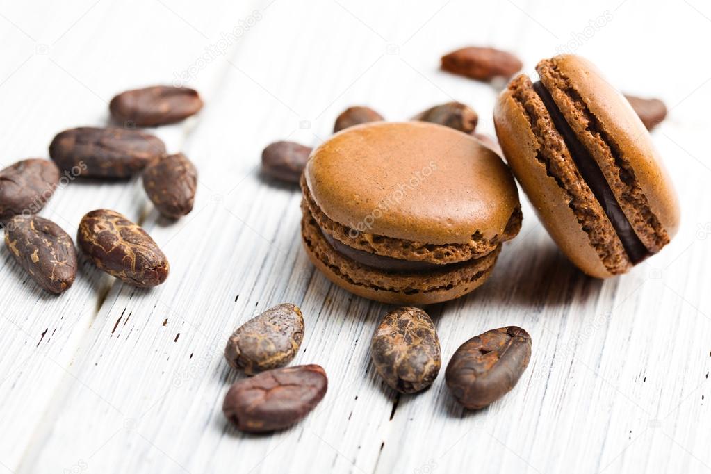 Kakao-Makronen mit Kakaobohnen — Stockfoto © jirkaejc ...