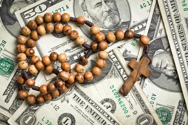 Rosary beads on us dollars — Stock Photo, Image