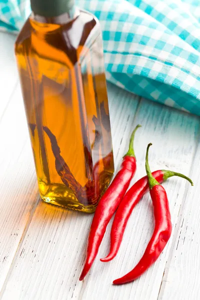 Olivolja med chili peppers — Stockfoto