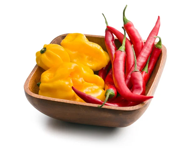 Chilipeppar och habanero i trä skål — Stockfoto