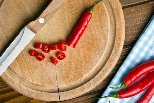 Gehakte chili peper op snijplank — Stockfoto
