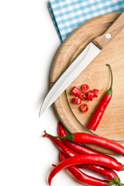 Pimientos rojos en la tabla de cortar —  Fotos de Stock