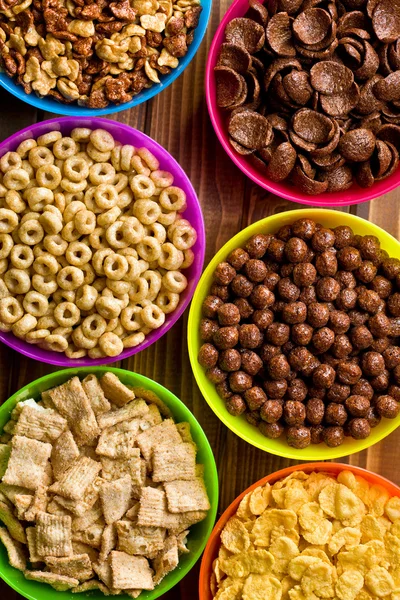 Varios cereales para niños en cuencos de plástico —  Fotos de Stock
