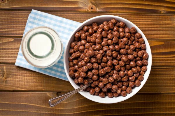 Céréales au chocolat dans un bol et lait dans un bocal — Photo