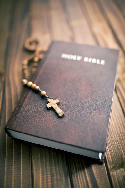 Holy bible with rosary beads — Stock Photo, Image