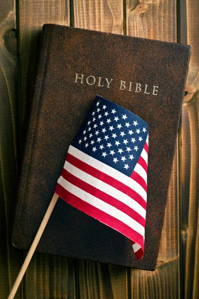 Heilige Bibel mit amerikanischer Flagge — Stockfoto