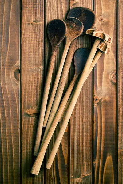 Деревянные ложки на столе — стоковое фото