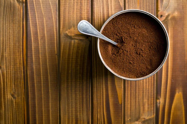 Gemalen koffie in metalen pot — Stockfoto