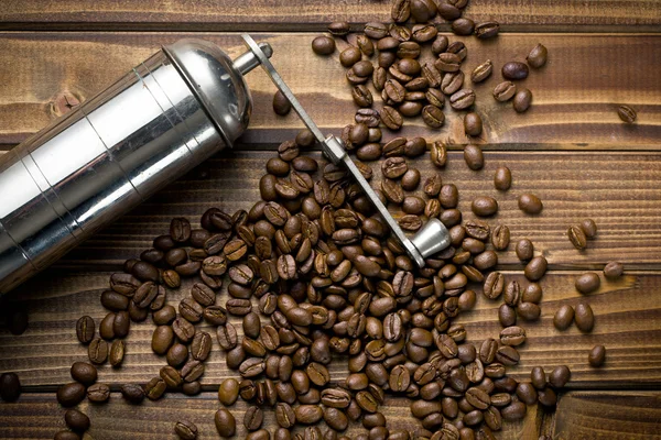 咖啡豆与金属粉碎机 — 图库照片