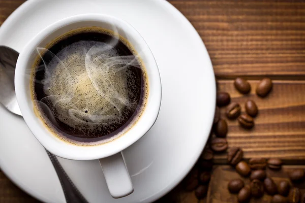 Caffè nero caldo in tazza bianca — Foto Stock