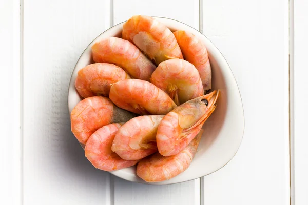 Camarones cocidos en un tazón —  Fotos de Stock