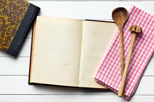 Altes Rezeptbuch mit Geschirr — Stockfoto