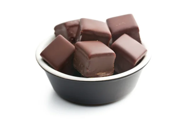 Chocolade pralines in kom — Stockfoto